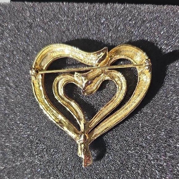 Vintage Gold Double Heart Brooch with Elegant Design - Picture 3 of 5